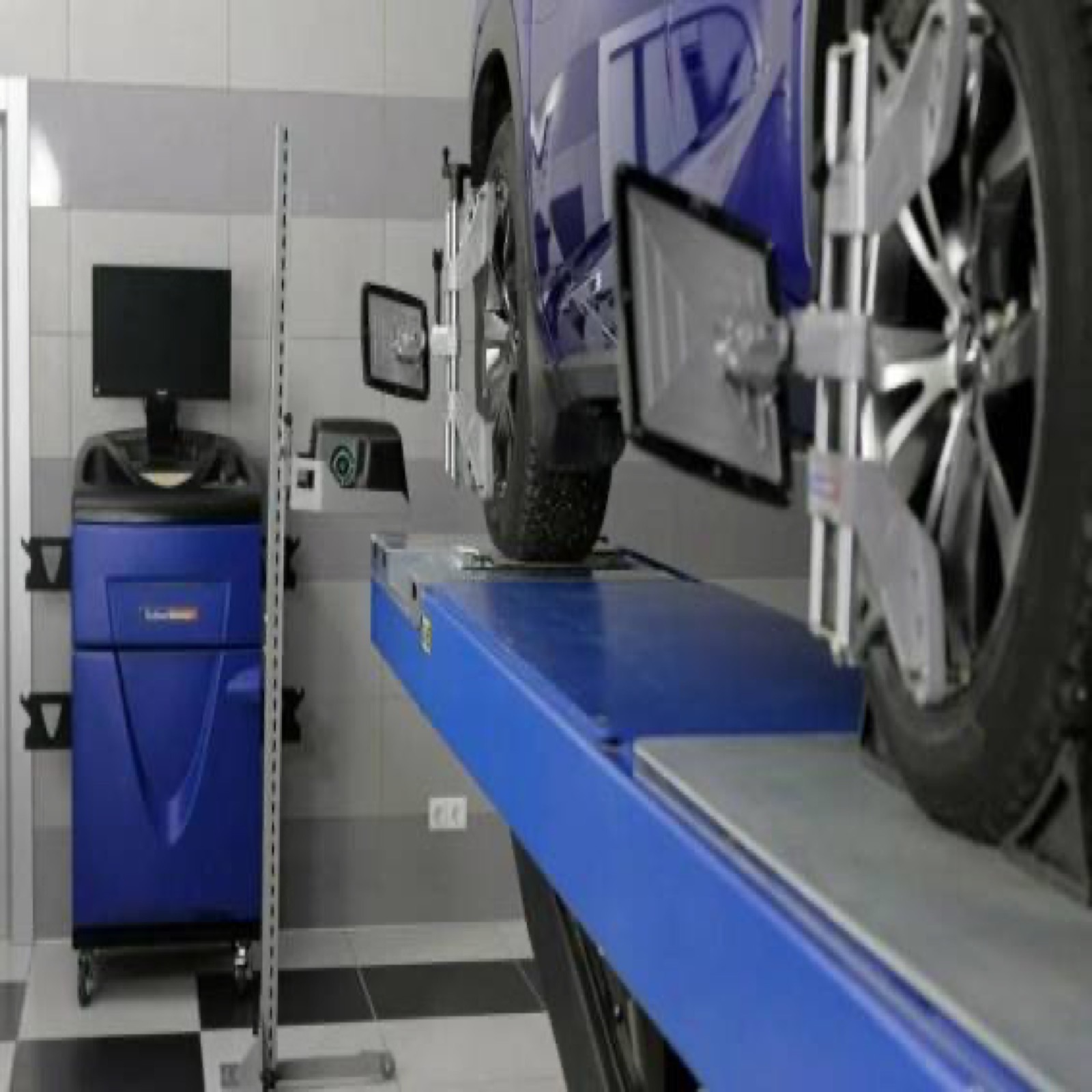 Стенды сход-развала